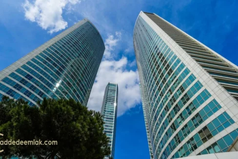 Göztepe satılık residence dairesi modern salon ve geniş yaşam alanı.