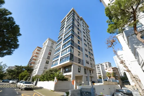 Kadıköy Suadiye'de merkezi konumda, ferah ve aydınlık satılık 3+1 daire salonu.