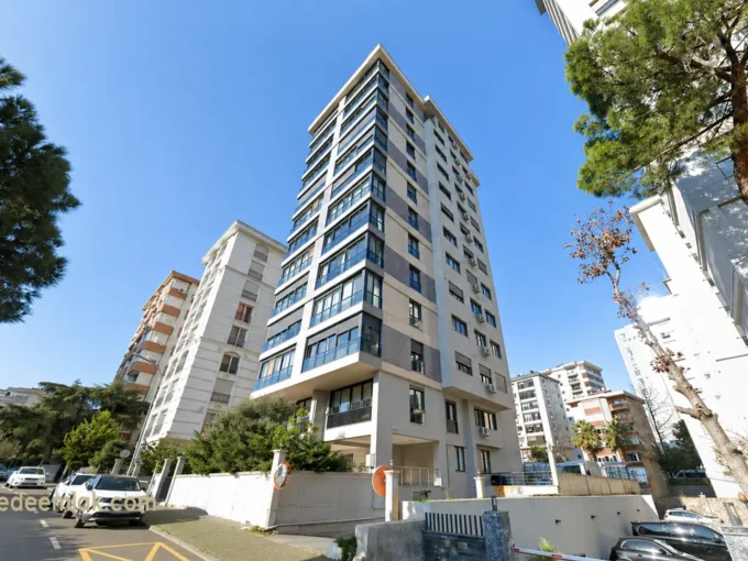 Kadıköy Suadiye'de merkezi konumda, ferah ve aydınlık satılık 3+1 daire salonu.