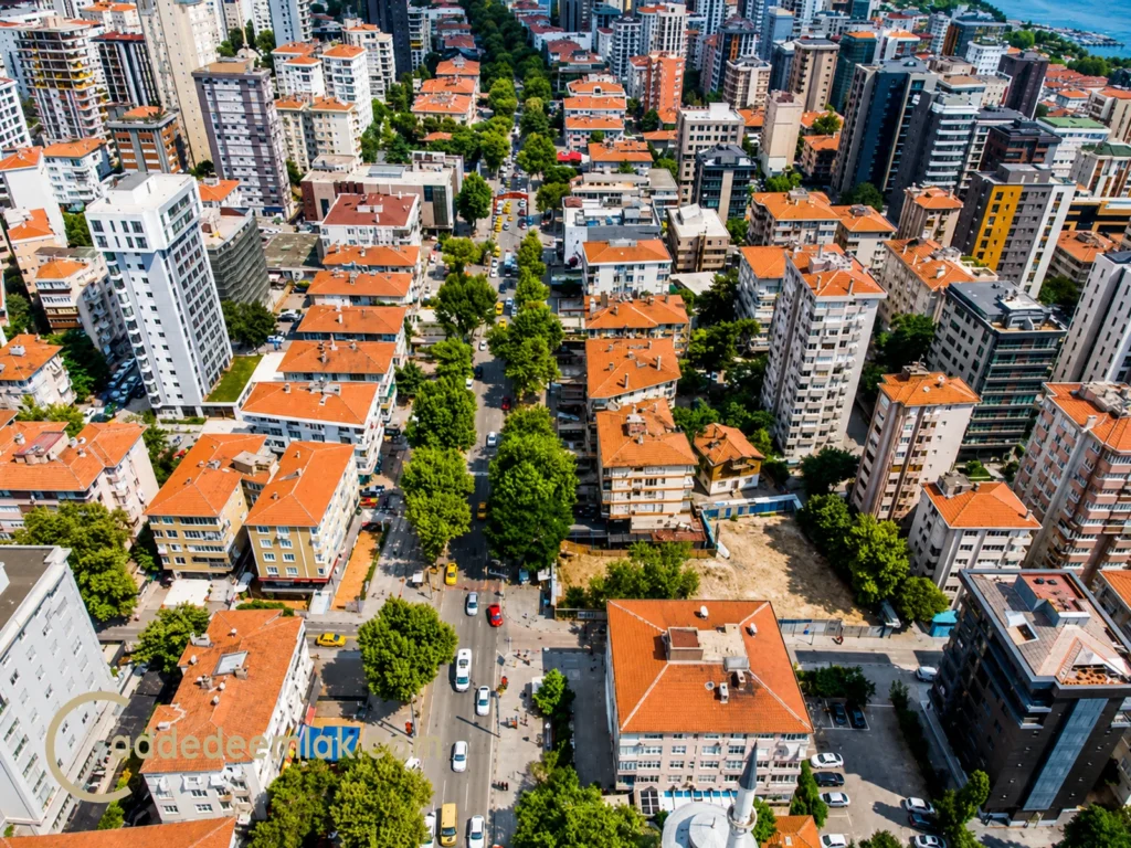 Bağdat Caddesi Gayrimenkulleri, prestijli lüks mağazaları, Vakko binası ve cadde üzerindeki modern yaşamın panoramik görüntüsü.