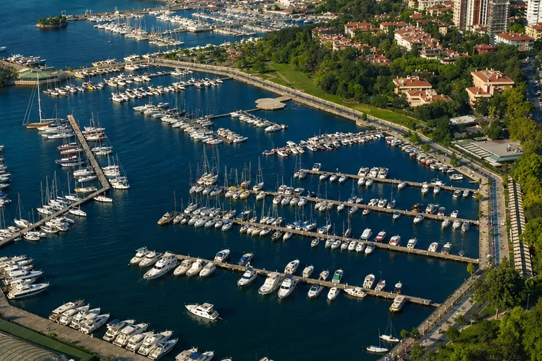 Fenerbahçe Satılık Daire İlanları ve Kalamış Marina Havadan Görünümü ile Prestijli Yaşam