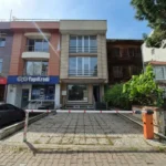 Satılık ticari bina arka bahçe ve teras kullanım alanı