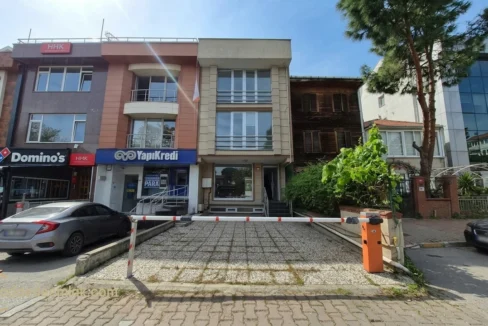 Satılık ticari bina arka bahçe ve teras kullanım alanı