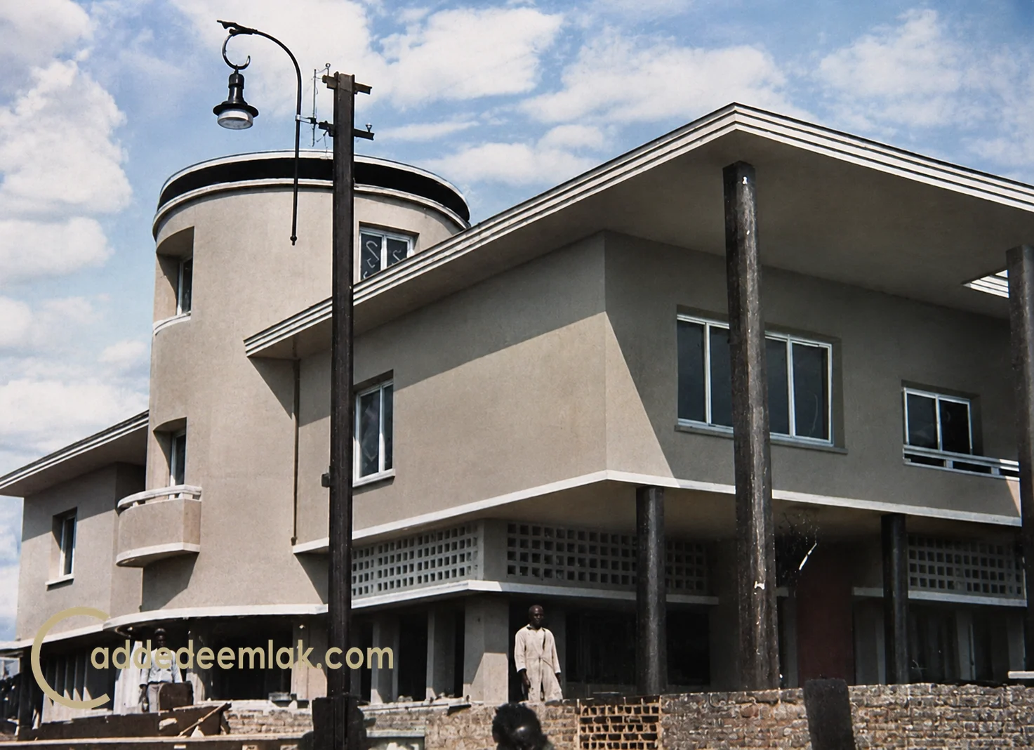 Suadiye sokaklarında 1930'ların modernist kübik mimari anlayışını yansıtan şık bir villa.