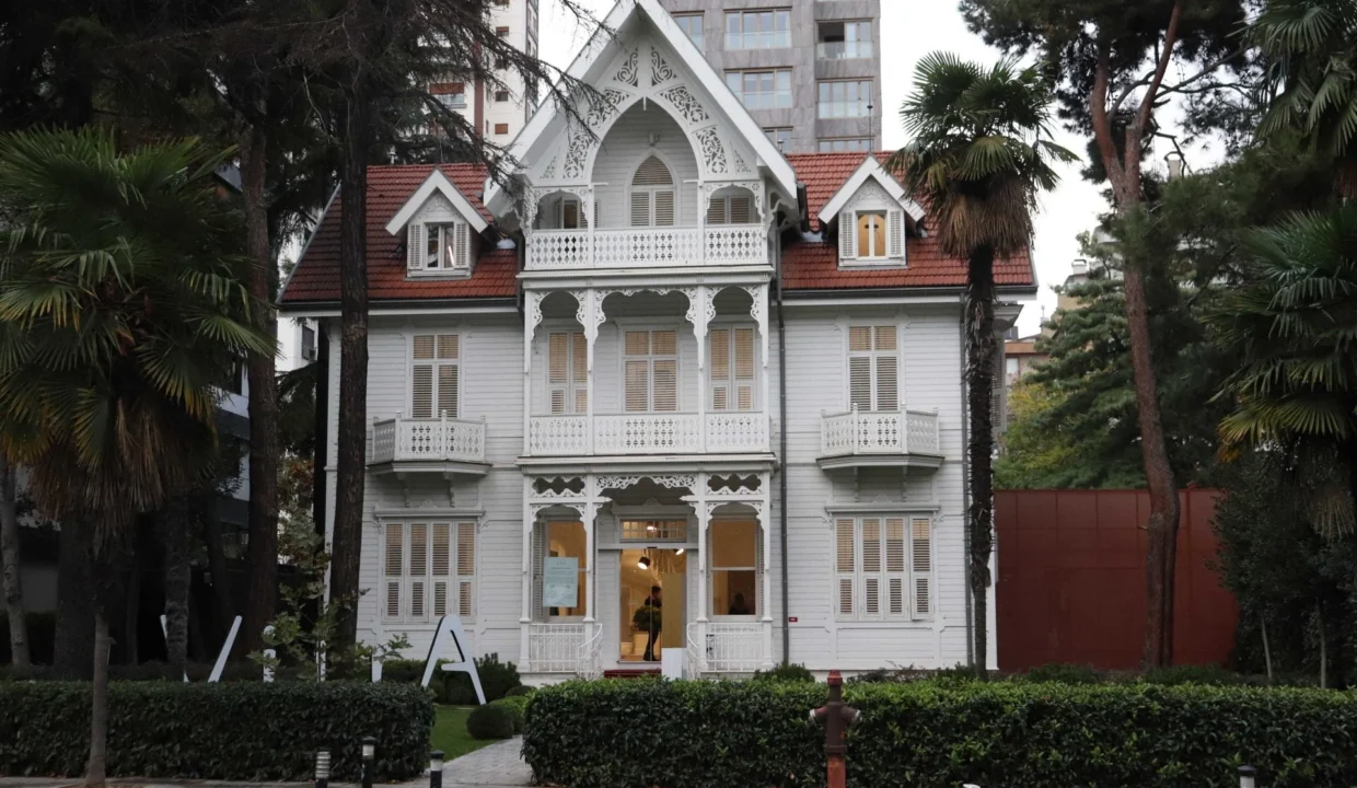 Suadiye'de tarihi bir köşk ile modern lüks bir binanın yan yana geldiği estetik mimari kontrast
