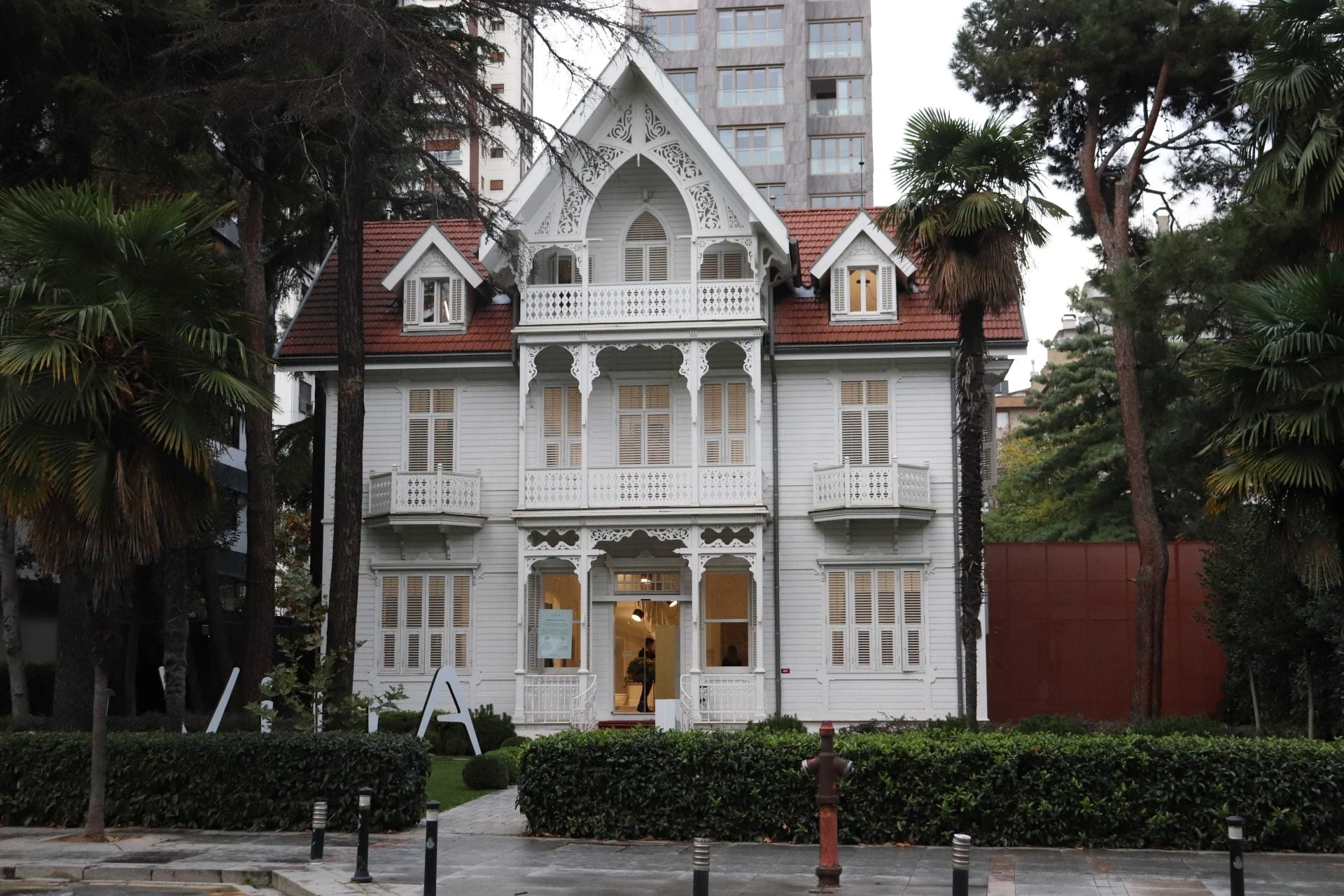 Suadiye'de tarihi bir köşk ile modern lüks bir binanın yan yana geldiği estetik mimari kontrast