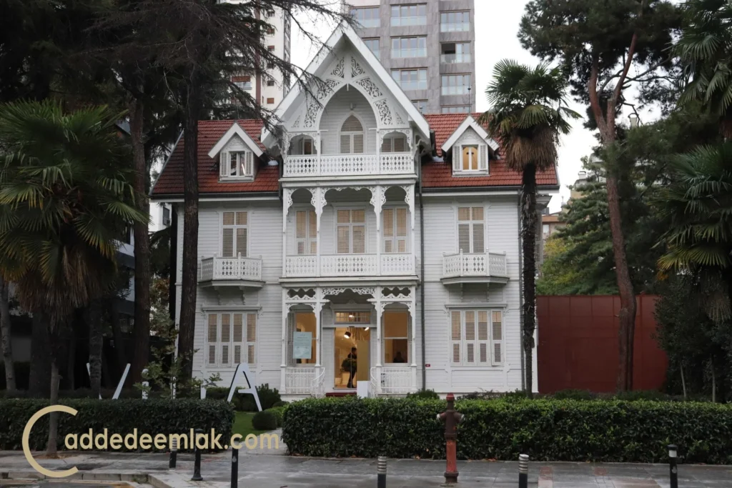 Suadiye'de tarihi bir köşk ile modern lüks bir binanın yan yana geldiği estetik mimari kontrast