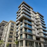 Caddebostan sahil satılık daire, lokasyonunda yer alan satılık sıfır 3+1 dairenin modern dış cephesi.