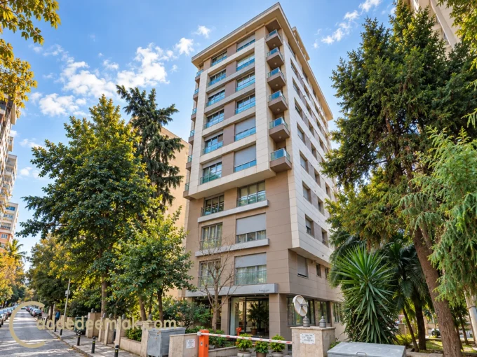 Caddebostan Bağdat Caddesine 2 binada satılık 1+1