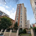 Caddebostan Sarı Gül sokakta satılık 3+1 bina dış cephesi